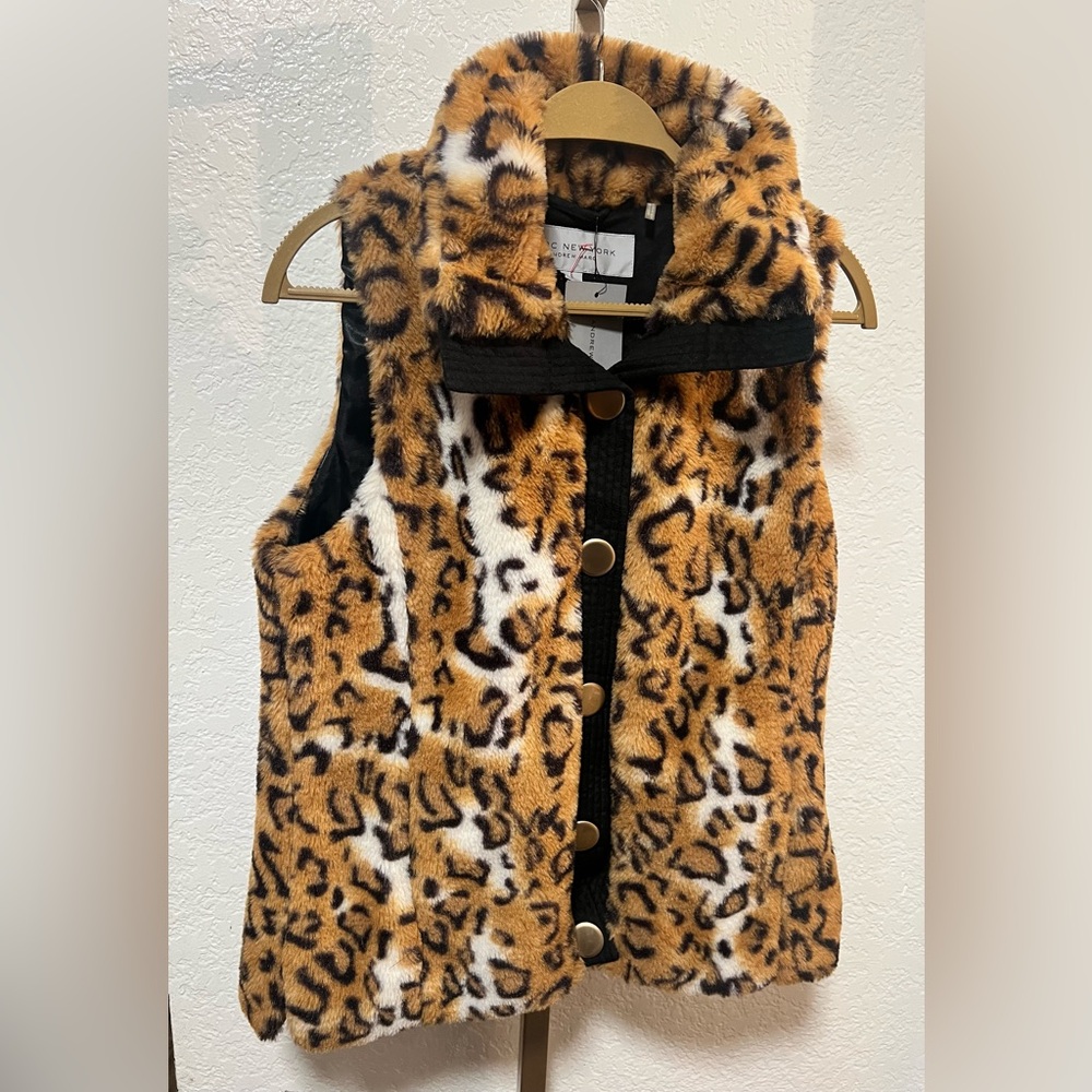 NWT Marc New York, Andrew Marc Faux Fur leopard Vest snap buttons pit-pit 19in